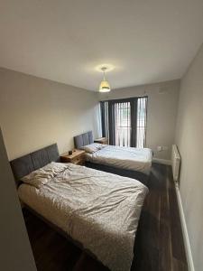 Cama o camas de una habitación en Iacomm Newbridge 2 bed apt