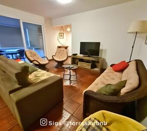 Televisyen dan/atau pusat hiburan di Apto vista mar | 200mts da praia | Quatro Praças