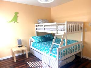 sypialnia dla dzieci z 2 łóżkami piętrowymi i stołem w obiekcie Casa California w mieście San Diego
