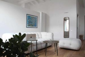 Postel nebo postele na pokoji v ubytování Waterfront balcony I Grani 4 Resort Style Suite