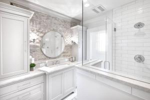Paris的住宿－Historic Mt Lebanon, The Governor’s Estate，白色的浴室设有水槽和镜子