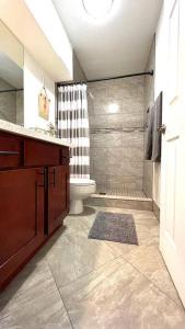 y baño con ducha, aseo y lavamanos. en Kuhio Shores- Oceanfront, AC, Ground Floor, en Koloa