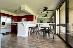 Η κουζίνα ή μικρή κουζίνα στο Kuhio Shores- Oceanfront, AC, Ground Floor