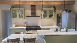 Kuchyň nebo kuchyňský kout v ubytování Charmante longère bigoudène