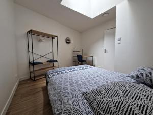 ein weißes Schlafzimmer mit einem Bett und einem Spiegel in der Unterkunft Cosy & Work - 2 chambres- Centre in Brest