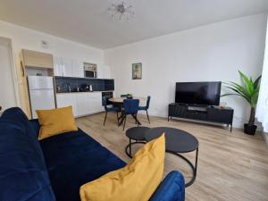 a living room with a blue couch and a table at Cosy & Work - 2 chambres- Centre in Brest