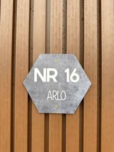 a sign on a fence that says nr at Luxe boshuisje Arlo in Ermelo! in Ermelo