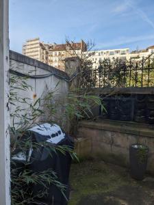 Ein Gebäude mit einem Zaun und Pflanzen darauf in der Unterkunft Appartement 2 pièces proche de Paris in Charenton-le-Pont