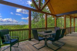 Fotografie z fotogalerie ubytování Mountain Crest Pet-friendly Log Cabin with Mountain Views! v destinaci Marion