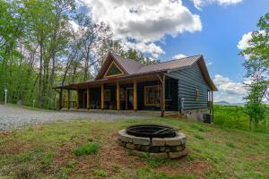 Fotografie z fotogalerie ubytování Mountain Crest Pet-friendly Log Cabin with Mountain Views! v destinaci Marion