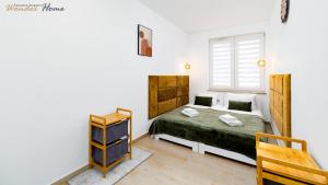 a small bedroom with a bed and a window at Wonder Home - Apartament Enya blisko deptaka, miejskiego placu zabaw i Parku Zdrojowego in Świeradów-Zdrój