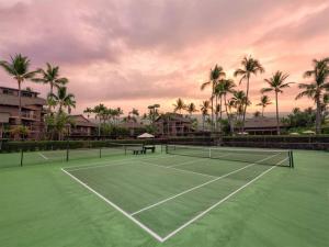 un campo da tennis con palme sullo sfondo di 2 bedroom 2 bathroom condo - Kanaloa at Kona 201 a Kailua-Kona