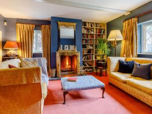 sala de estar con 2 sofás y chimenea en 5 Bed in Minterne Magna 87050, en Buckland Newton