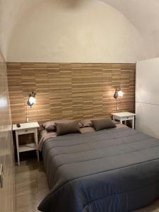 sypialnia z dużym łóżkiem i dwoma stołami w obiekcie Casa Monopoli w mieście Monopoli +18 zdjęć