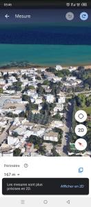 uma imagem de uma cidade com casas e o oceano em باردو الحناية em Tunes