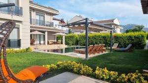 a backyard with a garden with a swing at Dalyan Villa Carmen-1 in Dalyan