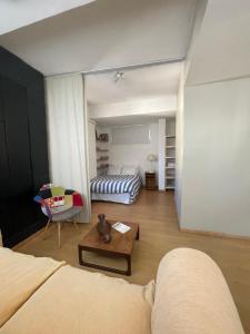 ein Wohnzimmer mit Sofa und Tisch in der Unterkunft Departamento Facultades in Buenos Aires