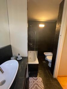 ein Badezimmer mit zwei Toiletten und einem Waschbecken in der Unterkunft Departamento Facultades in Buenos Aires