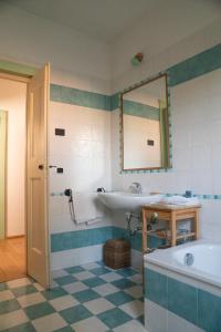 a bathroom with a sink and a tub and a mirror at Agriturismo Barchessa in Este
