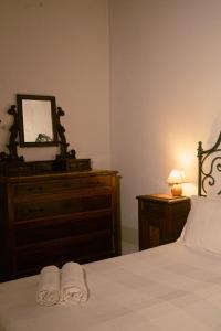 a bedroom with a bed and a dresser with two towels at Agriturismo Barchessa in Este