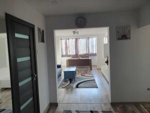un pasillo con una puerta que conduce a una sala de estar en Nikolett Apartman, en Ciba