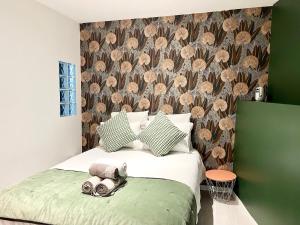 um quarto com uma cama com dois binóculos em Le Luxueux et Spacieux em Beauvais