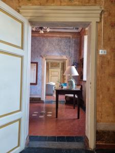 einen Flur mit einem Tisch und einer Lampe in einem Zimmer in der Unterkunft il Pozzo Apartment in Città di Castello