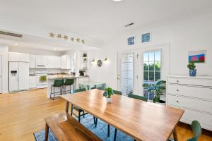 una cucina e una sala da pranzo con un tavolo di legno di Belmont Oasis I Downtown Cville a Charlottesville