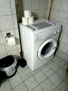 een wasmachine in een badkamer met een toilet bij Myilios by Ilios Company in Athene
