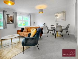 een woonkamer met een bank en een tafel bij Wokingham - 2 Bedroom Maisonette - With Parking in Wokingham