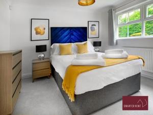 sypialnia z dużym łóżkiem i żółtym kocem w obiekcie Wokingham - 2 Bedroom Maisonette - With Parking w mieście Wokingham