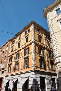 een hoog bakstenen gebouw met ramen aan een straat bij App Leoncino Design Apartment in Rome in Rome