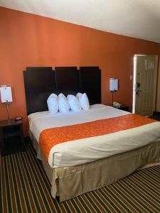 查爾斯湖的住宿－查爾斯湖豪生國際酒店，酒店客房配有一张带白色枕头的大床