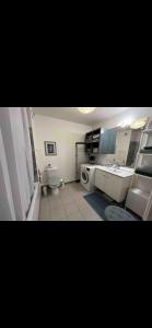 W łazience znajduje się umywalka, toaleta i umywalka. w obiekcie Appartement 4 personnes idéal JO 2024 w mieście Tremblay-en-France