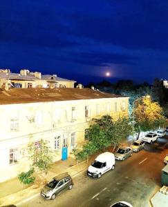 a group of cars parked in front of a building at Апартаменты Премиум возле Бакинского бульвара YHiB in Baku