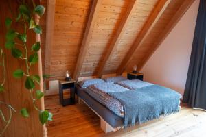 a bedroom with a bed in a attic at FeWo Dattingen am Dorfrand mit Parkplatz, Wlan und Kamin 