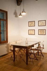 エステにあるAgriturismo Barchessaのダイニングルーム(テーブル、椅子付)