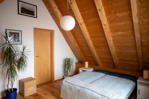 a bedroom with a bed and a wooden ceiling at FeWo Dattingen am Dorfrand mit Parkplatz, Wlan und Kamin 