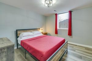 una camera con un letto con copriletto rosso di Comfy Kingsport Apartment - Walk to Brewery! a Kingsport