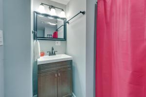 baño con lavabo y cortina de ducha rosa en Comfy Kingsport Apartment - Walk to Brewery!, en Kingsport