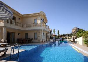 a large swimming pool in front of a house at RUMUZLUKONUT in Bodrum City