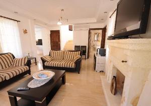 a living room with a couch and a fireplace at RUMUZLUKONUT in Bodrum City