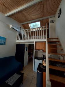 eine kleine Küche mit einer Treppe in einem Haus in der Unterkunft Studio Mezzanine Piscine presqu'île de Giens in Hyères