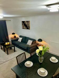 un soggiorno con divano verde e tavolo di Swanmore a Derby