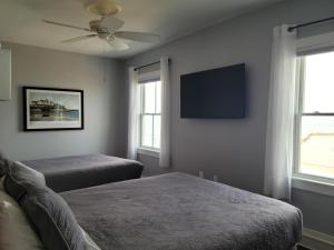 - une chambre avec 2 lits et une télévision à écran plat dans l'établissement National Hotel, à New Shoreham
