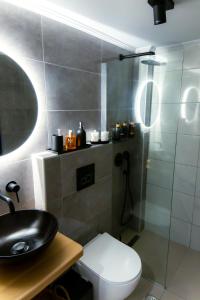 Néa Koútali的住宿－Mi casa su casa，带淋浴、卫生间和盥洗盆的浴室