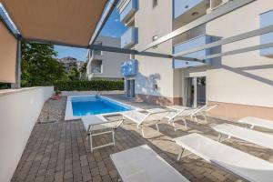 Bazén v ubytování Apartments Podstrana with shared Pool nebo v jeho okolí