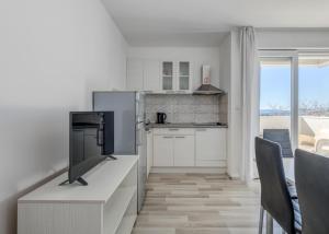 Kuchyň nebo kuchyňský kout v ubytování Apartments Podstrana with shared Pool