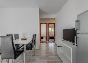 TV a/nebo společenská místnost v ubytování Apartments Podstrana with shared Pool