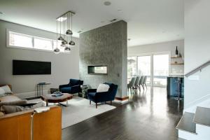 un soggiorno con divano e tavolo di Linden Hills Designer Retreat a Minneapolis